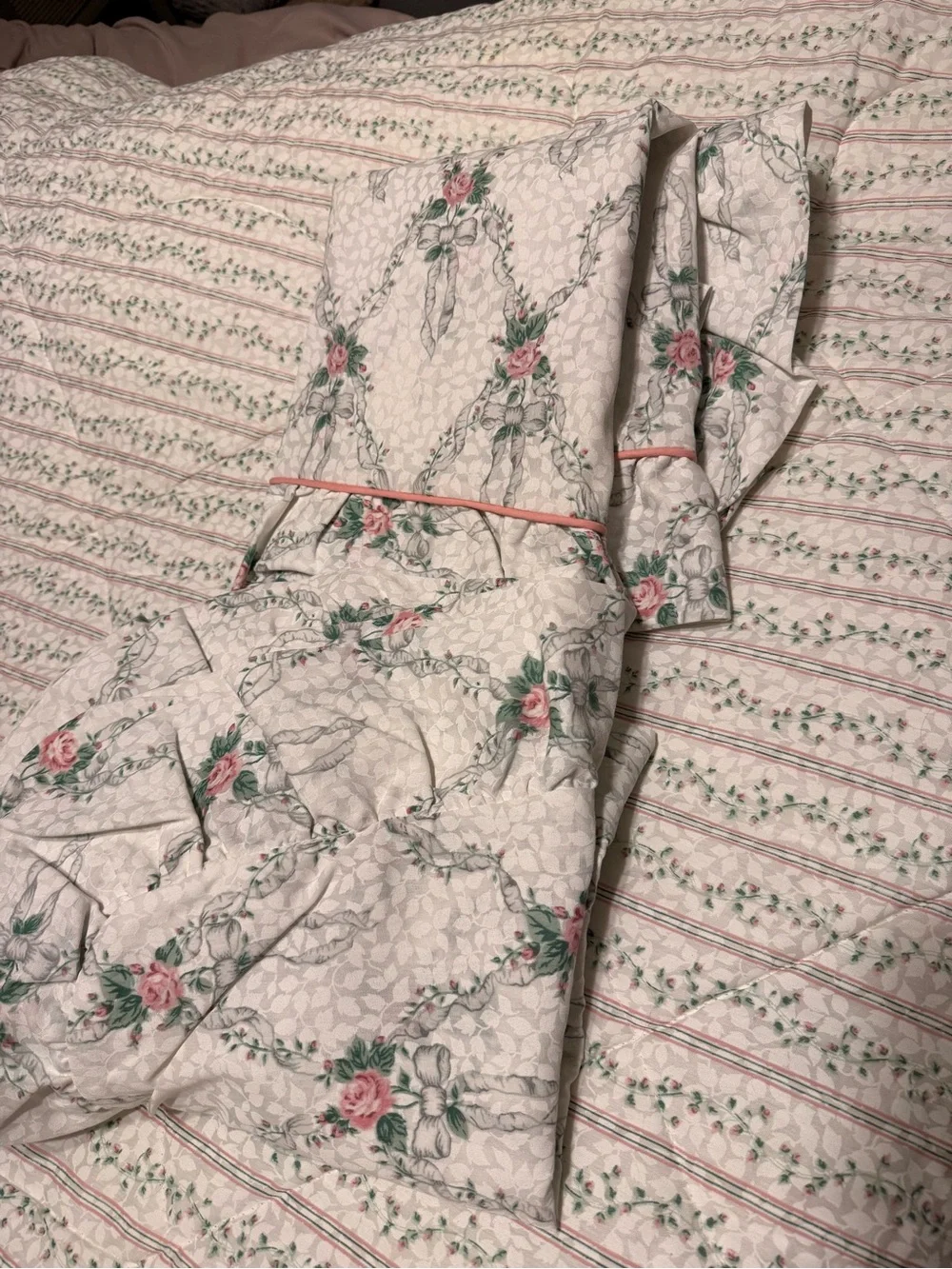 Vintage Floral Ribbon king comforter with bows set with two shams